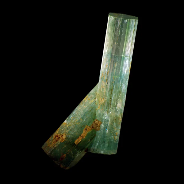 Aquamarine siyah arka plan üzerine kristalleri 