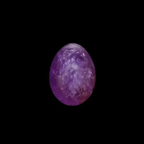 Ametist siyah arka plan üzerine yumurta