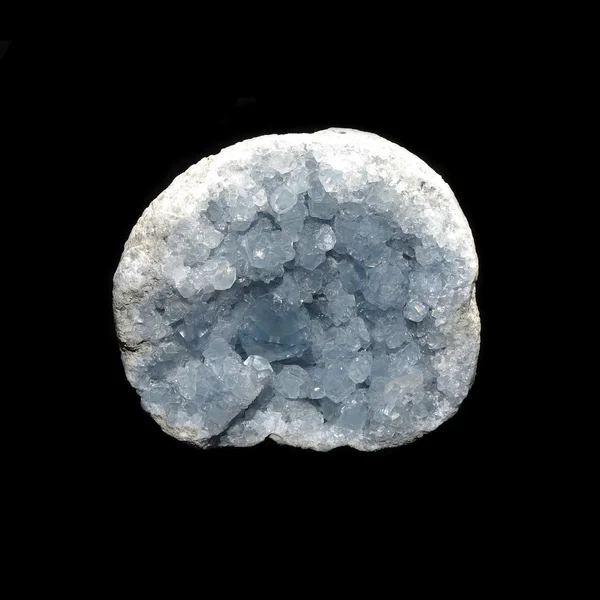 Celestine siyah arka plan üzerine 