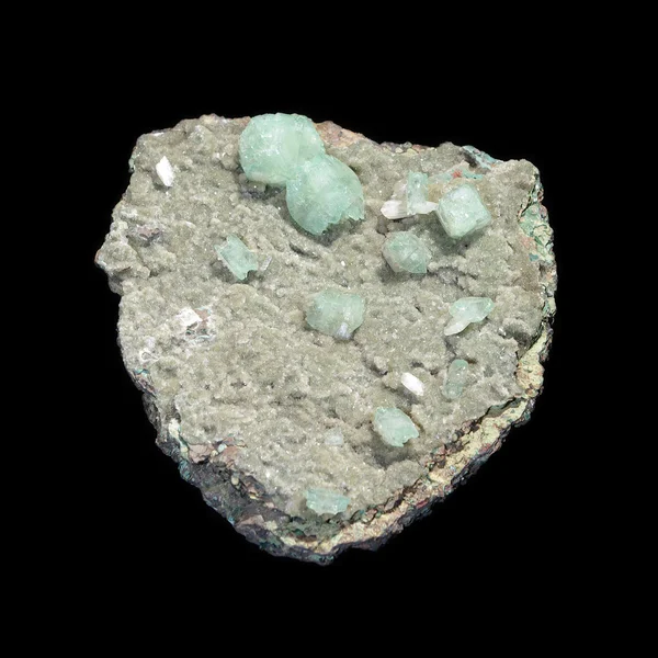 Πέτρα κρυστάλλων αποφυλλίτη σε μαύρο φόντο — Φωτογραφία Αρχείου