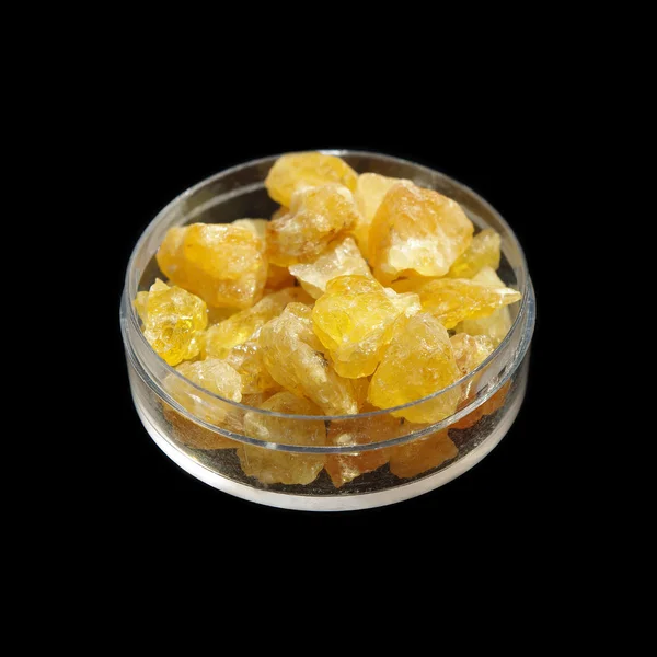 siyah arka plan üzerinde heliodor kristalleri 