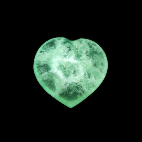 Coeur de fluorite vert sur fond noir — Photo