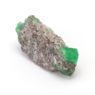 Beyaz arkaplanda ham zümrüt 