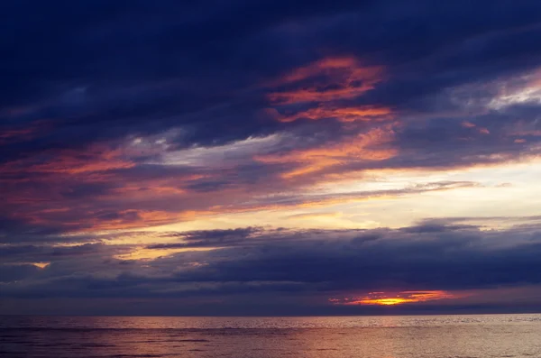 Zee Zonsondergang Met Verlichte Wolken — Stockfoto