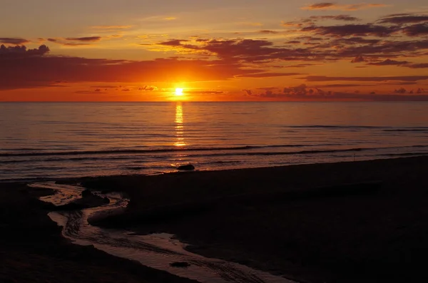 Moře Západ Slunce Osvětlenými Mraky Malou Řekou Popředí — Stock fotografie