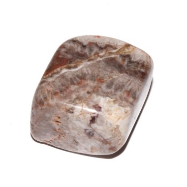 Jasper beyaz arkaplanda taştan yuvarlandı 