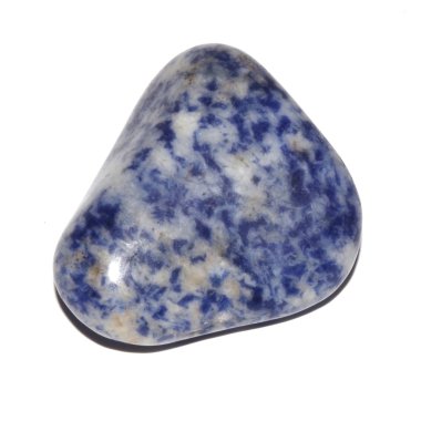 Sodalite beyaz zemin üzerinde devrilmiş taş 