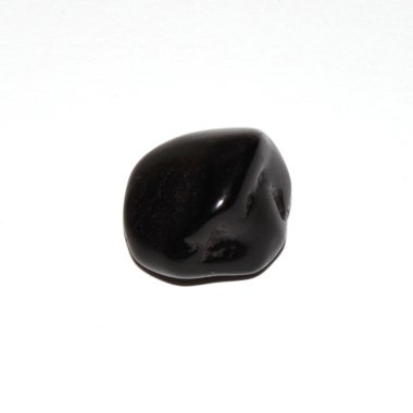 Beyaz arkaplan üzerinde doğal yuvarlanan taş 