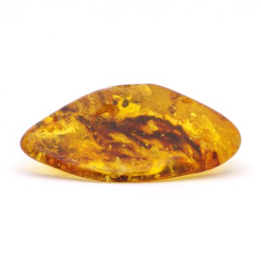 Beyaz arkaplanda baltik kehribar 