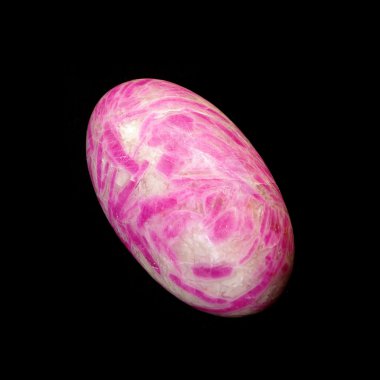 Siyah arkaplanda pembe yakut yumurtası 