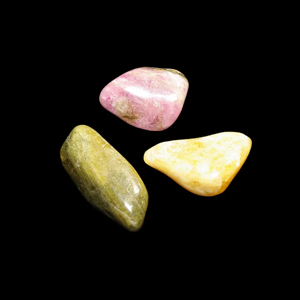 黑色背景的粉红电气石 风云石 黄色电气石 绿色电气石 白云石 — 图库照片
