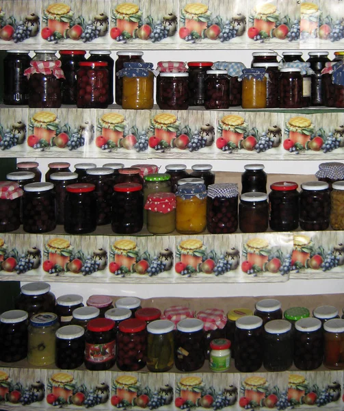 Egy Csomó Üveg Válogatott Gyümölcskonzervvel — Stock Fotó
