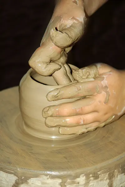 子供は粘土を成形し — ストック写真