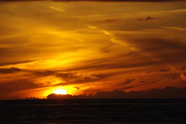 Zachód Słońca Oświetlonymi Chmurami — Zdjęcie stockowe