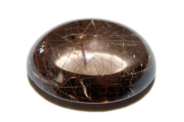 Σπάνιο Καπνιστό Χαλαζία Rutile Venus Hair Cabochon Λευκό Φόντο — Φωτογραφία Αρχείου