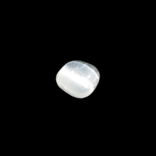 黑色背景的月光石 — 图库照片