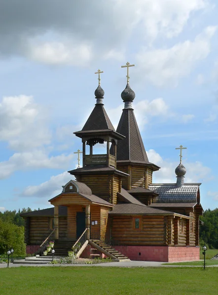 Klein houten land orthodoxe kerk in Rusland — Stockfoto