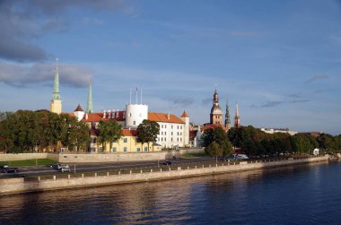 Nehirden Riga 'ya bak (Letonya, Avrupa)