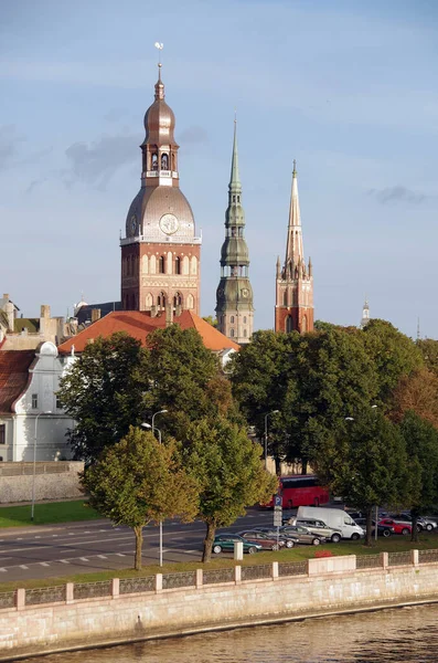 Uitzicht Vanaf Rivier Naar Oude Stadstorens Van Riga Letland Europa — Stockfoto