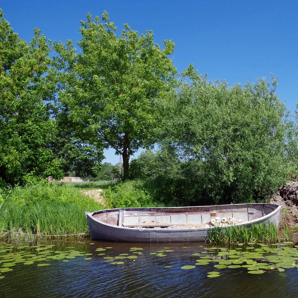 川のそばの古い漁船は — ストック写真