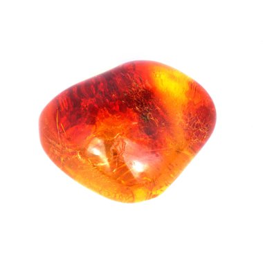 Beyaz arkaplanda baltık kehribar yakın plan 