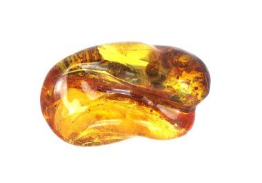 Beyaz arkaplanda baltık kehribar yakın plan 