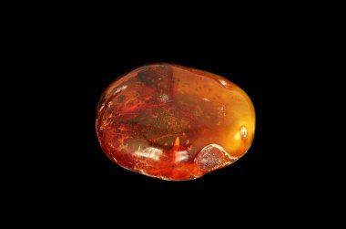 Siyah arkaplanda baltık kehribar yakın plan 