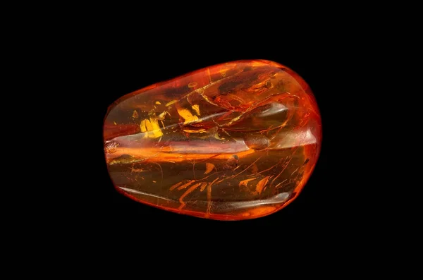 Siyah arkaplanda baltık kehribar yakın plan 