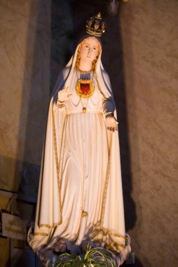 Meryem Ana heykeli, The Basilica, Eger, Macaristan 'da açık kollarla