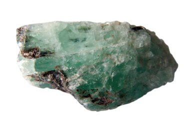 Beyaz arkaplanda ham zümrüt 