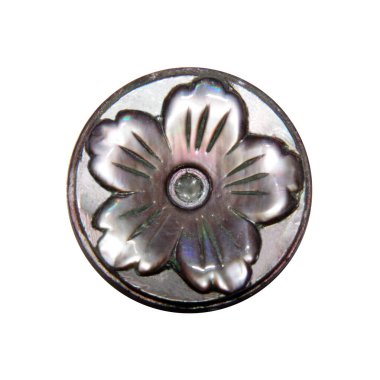 İnci düğmesinin oyulmuş hali.