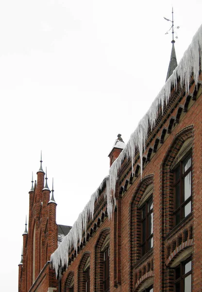 Diagonale Ansicht Des Alten Backsteinhauses Mit Eiszapfen Auf Dem Dach — Stockfoto