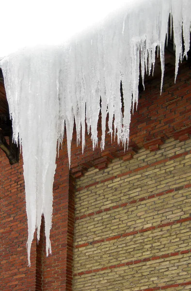 Icicles Longos Grandes Perigosos Telhado Casa Tijolo — Fotografia de Stock