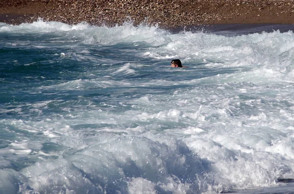 男の子が波に乗って泳いでいます — ストック写真