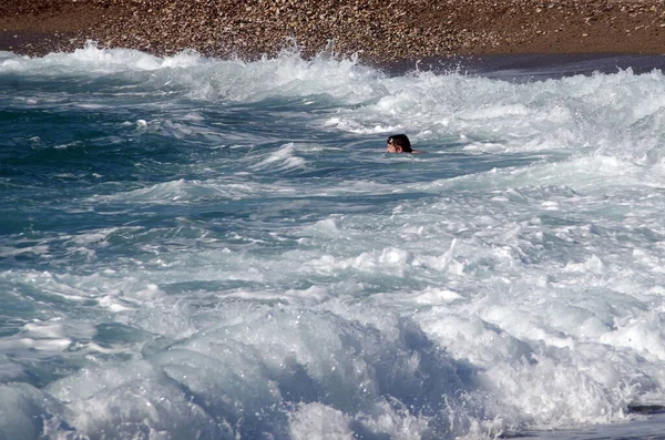 Niño Está Nadando Las Olas — Foto de Stock