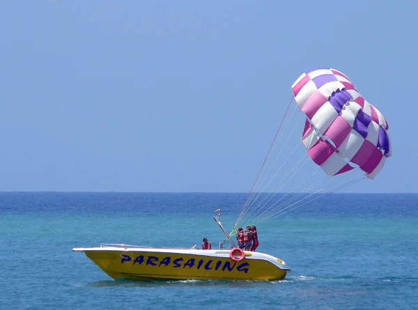 Parasailing Über Dem Meer — Stockfoto