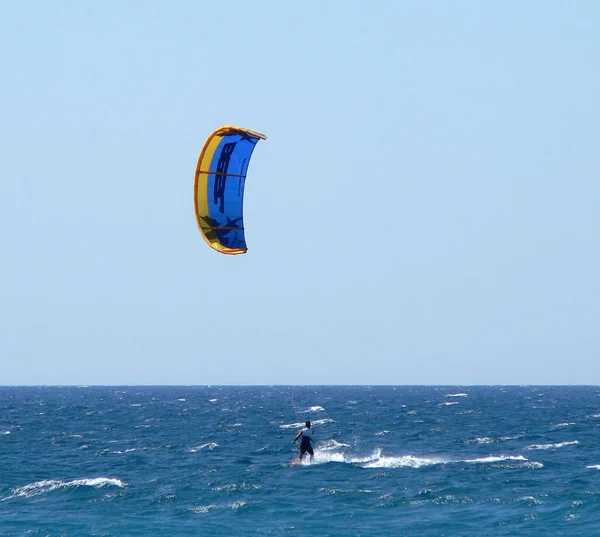 Mavi Sarı Uçurtmalı Kiteboardcu — Stok fotoğraf