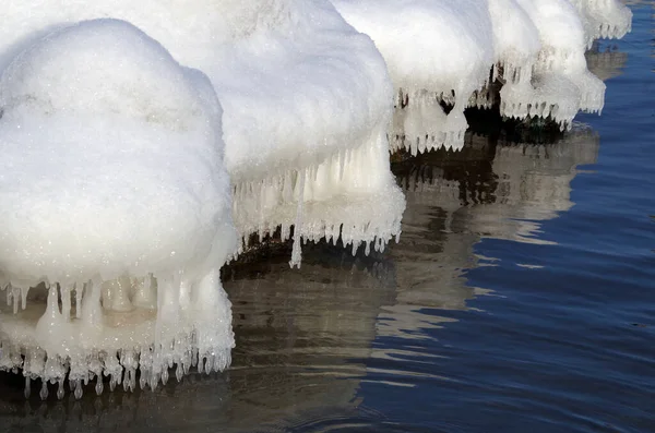 Ongebruikelijke Bizarre Vorm Ijspegels Zee Bij Koud Winterweer — Stockfoto