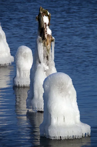 Pilhas Madeira Cais Velho Coberto Gelo Tempo Inverno Gelado — Fotografia de Stock