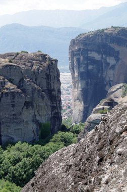 Yunanistan 'ın Meteora kentindeki Kalambaka köyü ve kayalıklardan dağlara inanılmaz bir manzara.