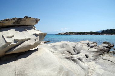 Yunanistan, Sithonia 'da tuhaf kayalar ve güzel mavi deniz