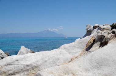 Yunanistan, Sithonia 'da tuhaf kayalar ve güzel mavi deniz