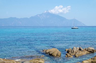 Yunanistan 'ın Sithonia yarımadasındaki kutsal Athos Dağı manzarası