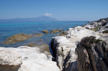 Yunanistan, Sithonia 'da tuhaf kayalar ve güzel mavi deniz