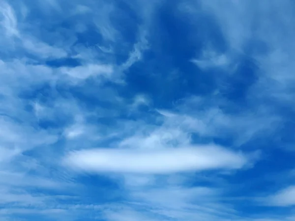 Μπλε Ουρανός Αφράτα Άσπρα Σύννεφα Ουδέτερο Φόντο Για Έργο Τέχνης — Φωτογραφία Αρχείου