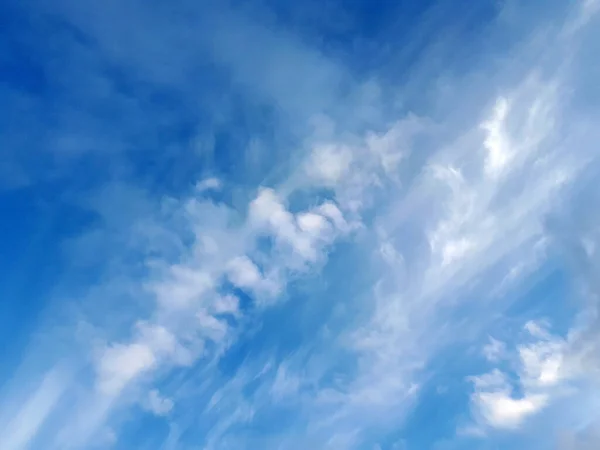 Modrá Obloha Načechranými Bílými Mraky Může Být Použit Jako Pozadí — Stock fotografie