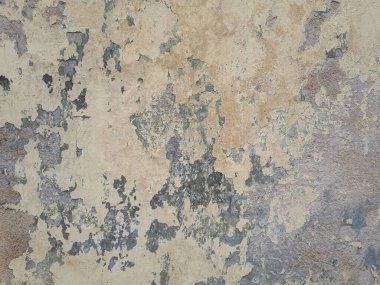 Eski bir evin duvarını soymak ve çatlatmak. Yatay resim biçimi.