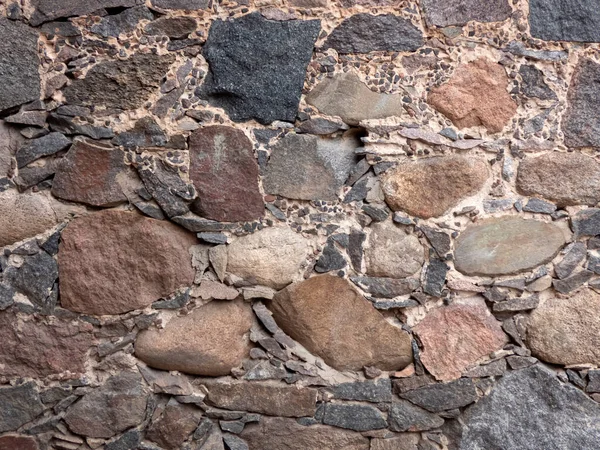 異なる大きさの石で作られた古い家の壁の断片 — ストック写真