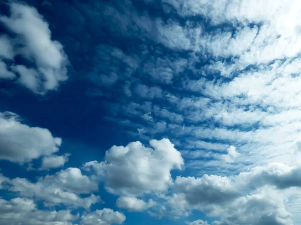 Cielo Azul Con Nubes Blancas Esponjosas Bueno Para Fondo —  Fotos de Stock