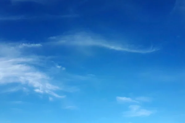 Błękitne Niebo Rzadkimi Białymi Chmurami Może Być Używany Jako Tło — Zdjęcie stockowe